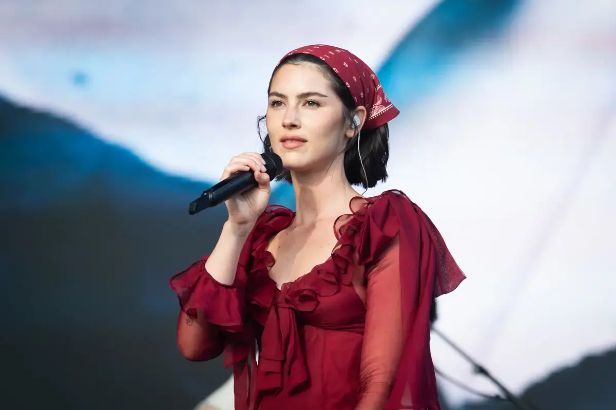 12 Stylish Scarf Hairstyles to Embrace This Summer