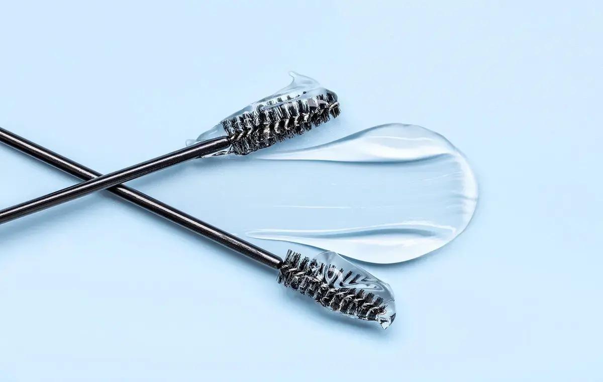 Brow Gel vs. Brow Mascara: Which is Right For You?