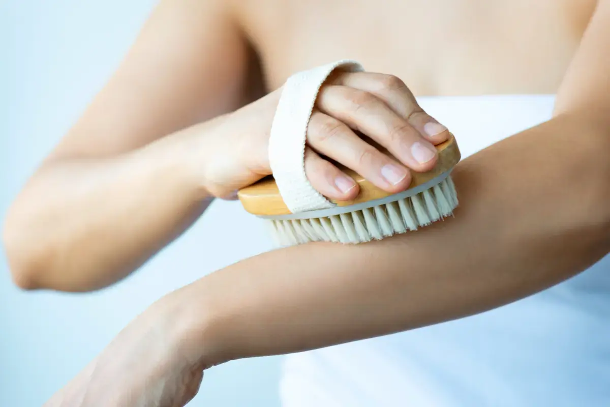 Experts Recommend Dry Brushing and Lymphatic Drainage for Daily Wellness