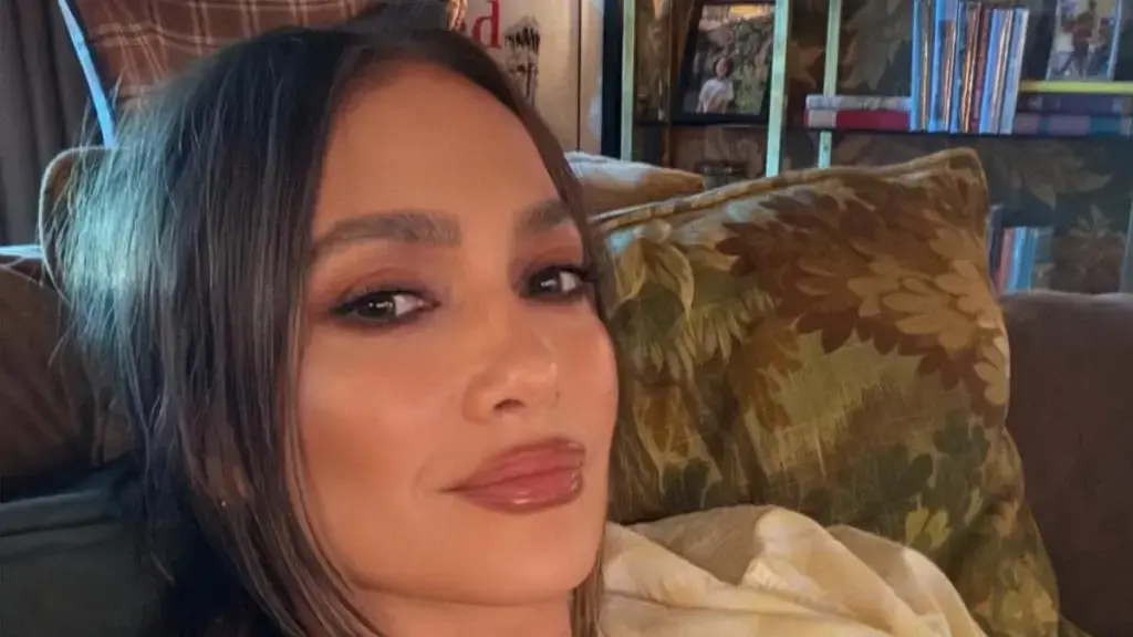 Jennifer Lopez Stuns in Paris with Daring Outfit