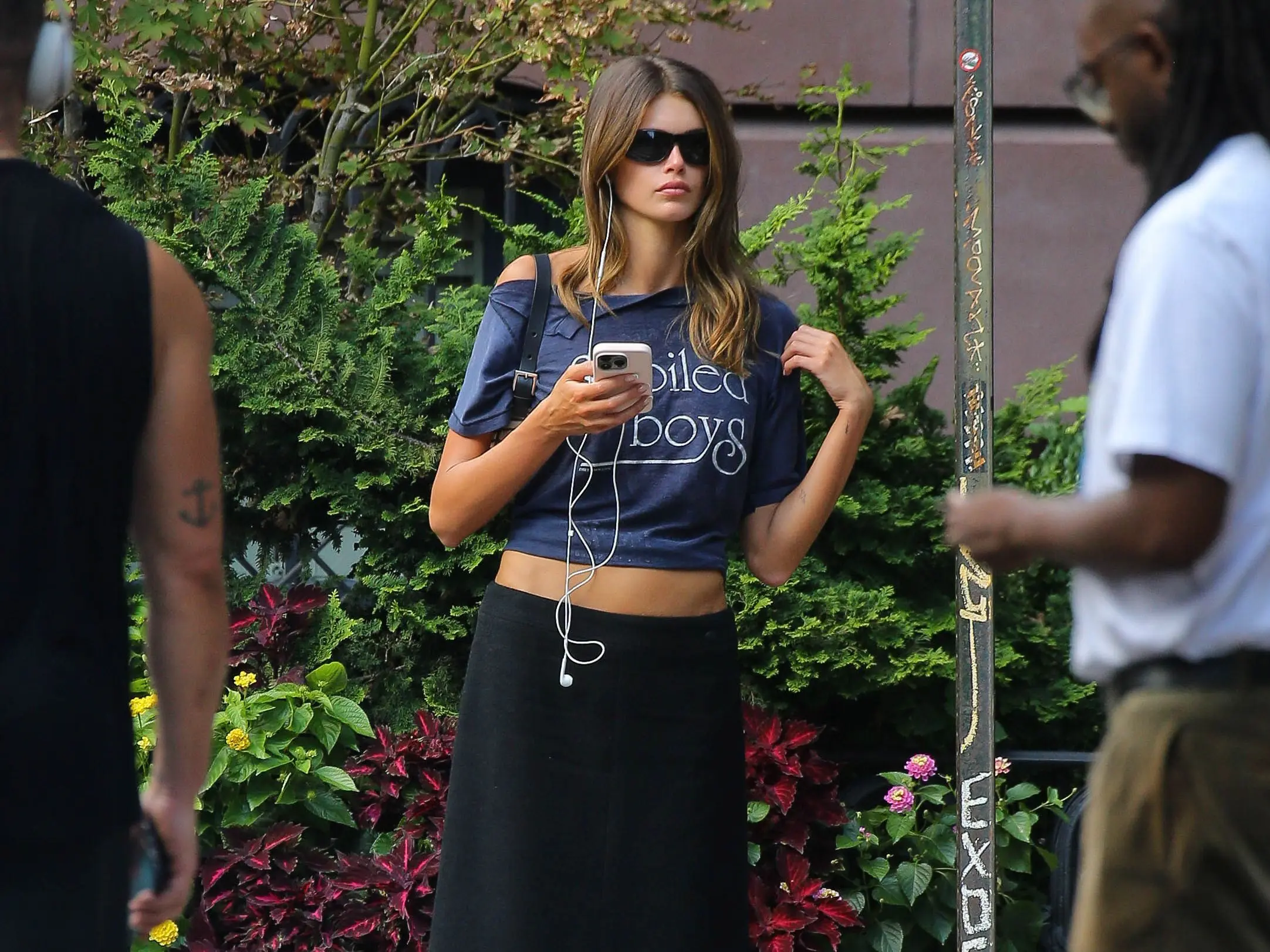 Kaia Gerber Steps Out in a Playful „Spoiled” Graphic Tee