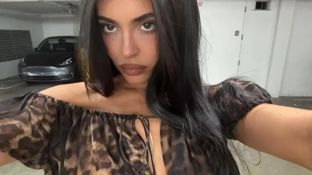 Kylie Jenner Turns Heads With Bold Car‑Ride Fashion Shot