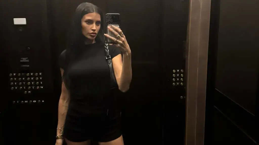 Nicole Williams English Flaunts Curves in Daring Top