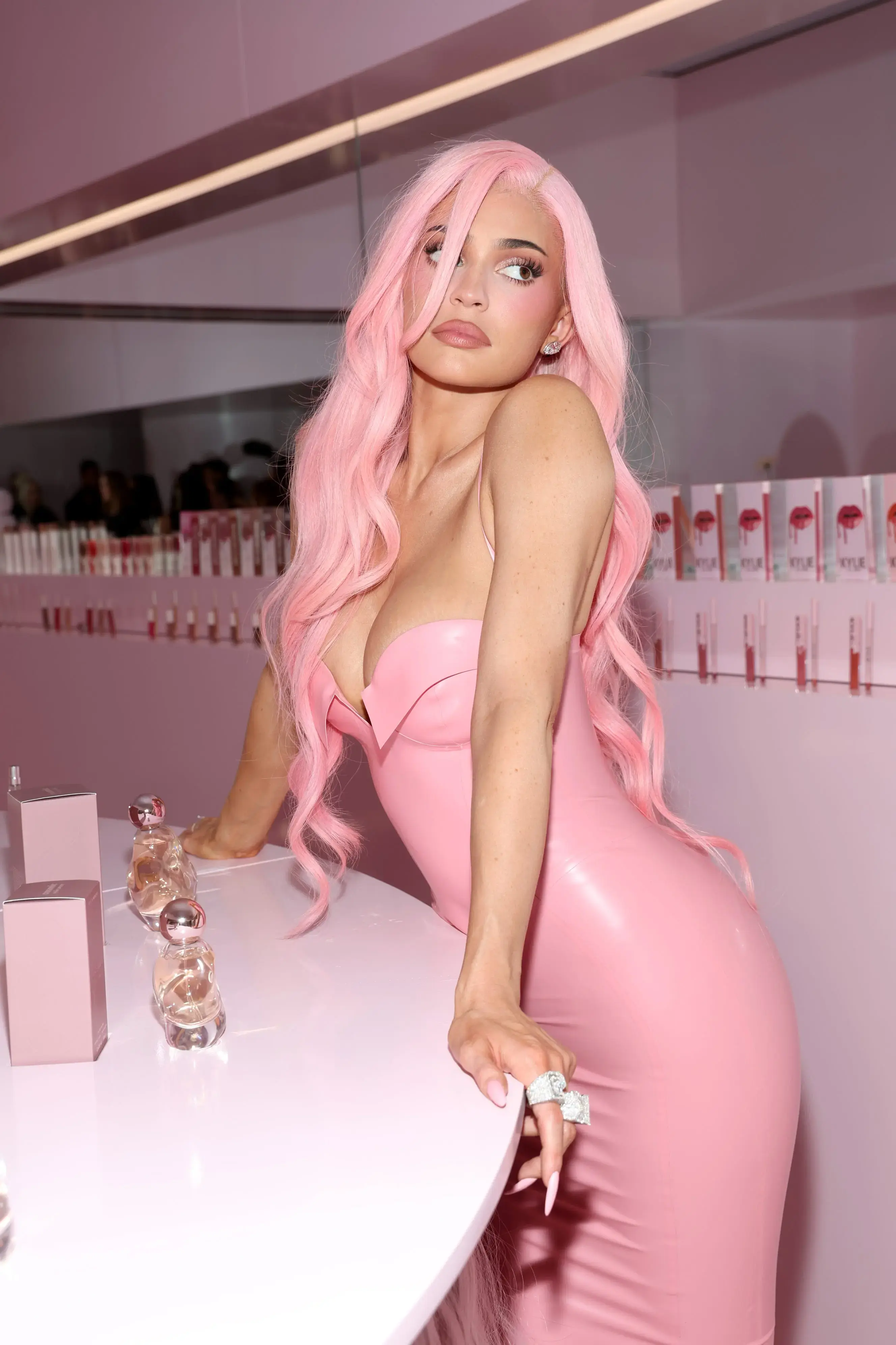 Pink hair is making a bold comeback across global beauty trends. Celebrity hairstylist Chris Appleton confirms that the rosy hue has returned to the forefront of fashion. This shift marks a significant departure from neutral tones that dominated recent years. The trend is gaining momentum among both celebrities and everyday consumers. Social media platforms are flooded with new looks featuring various shades of pink. From subtle pastels to vibrant fuchsia, the spectrum is wide. This resurgence signals a desire for expressive and playful aesthetics in personal grooming