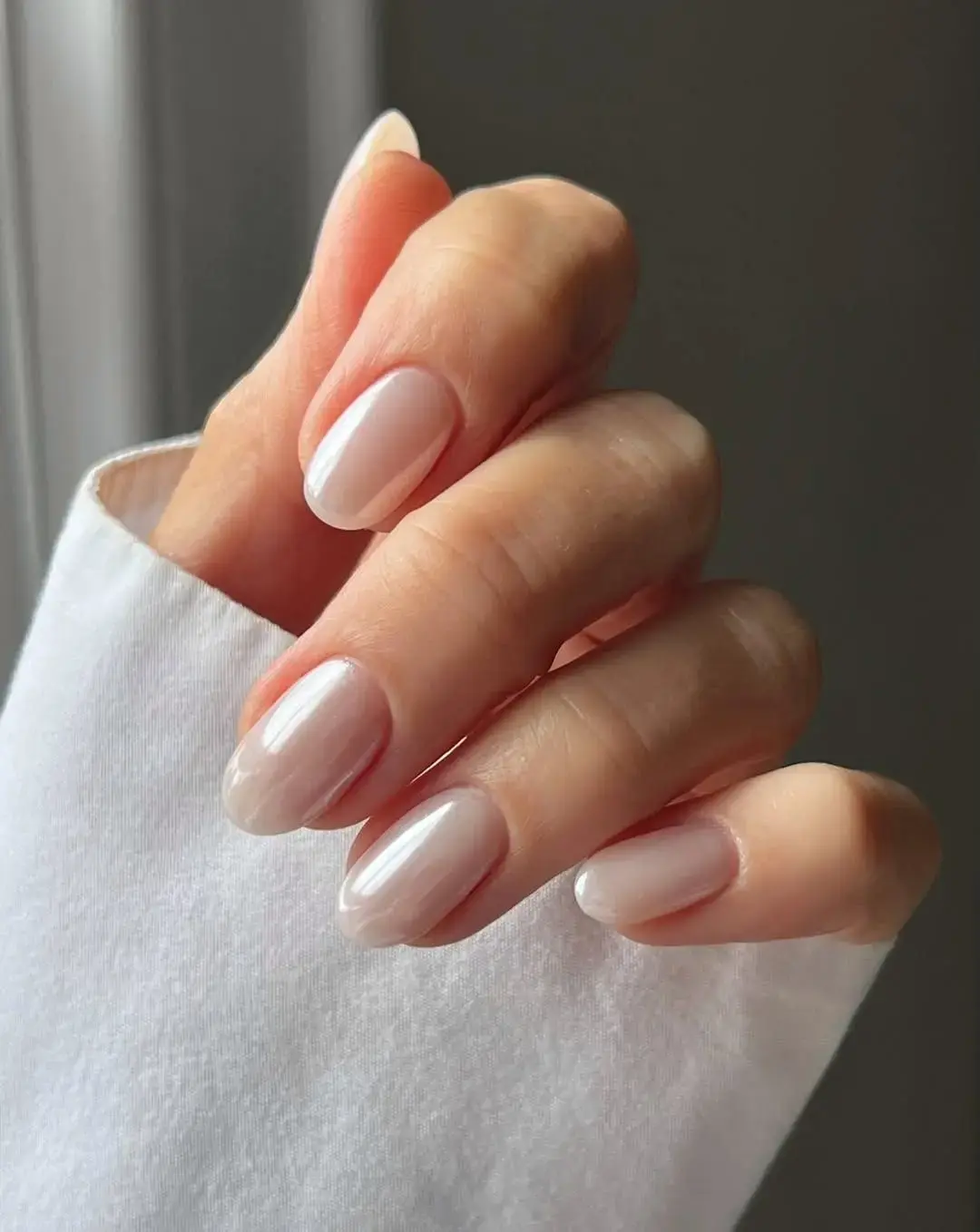 Soft Chrome Nails: A Spring Beauty Trend