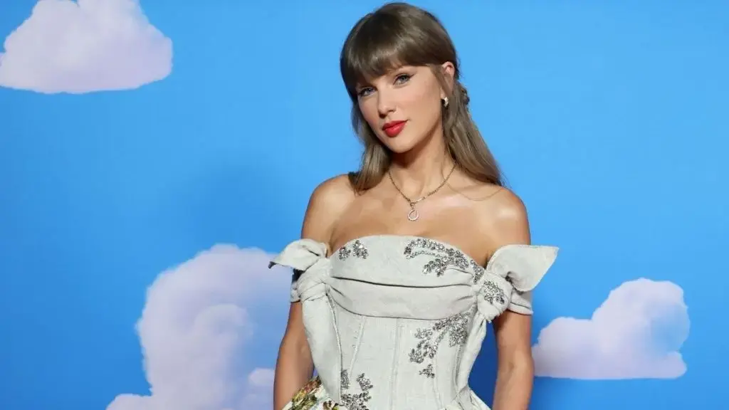 Taylor Swift Stuns in Daring Dress