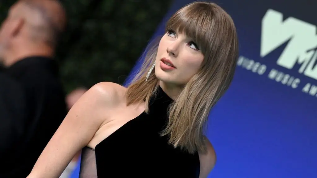 Taylor Swift Commands Attention With Dazzling Silver Gown at 2026 VMAs