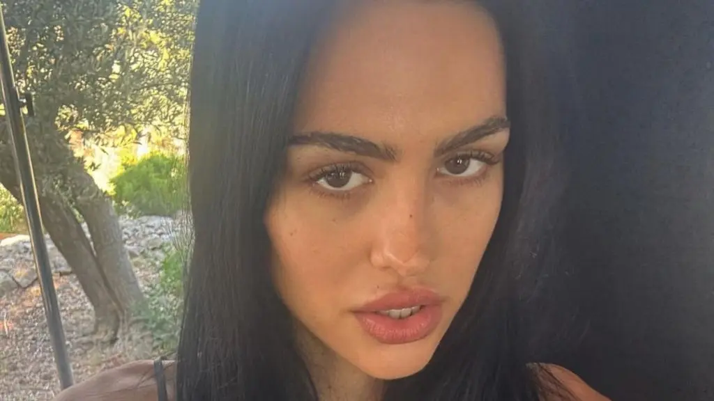 Amelia Gray Showcases Bold Style in Victoria’s Secret Micro Shorts