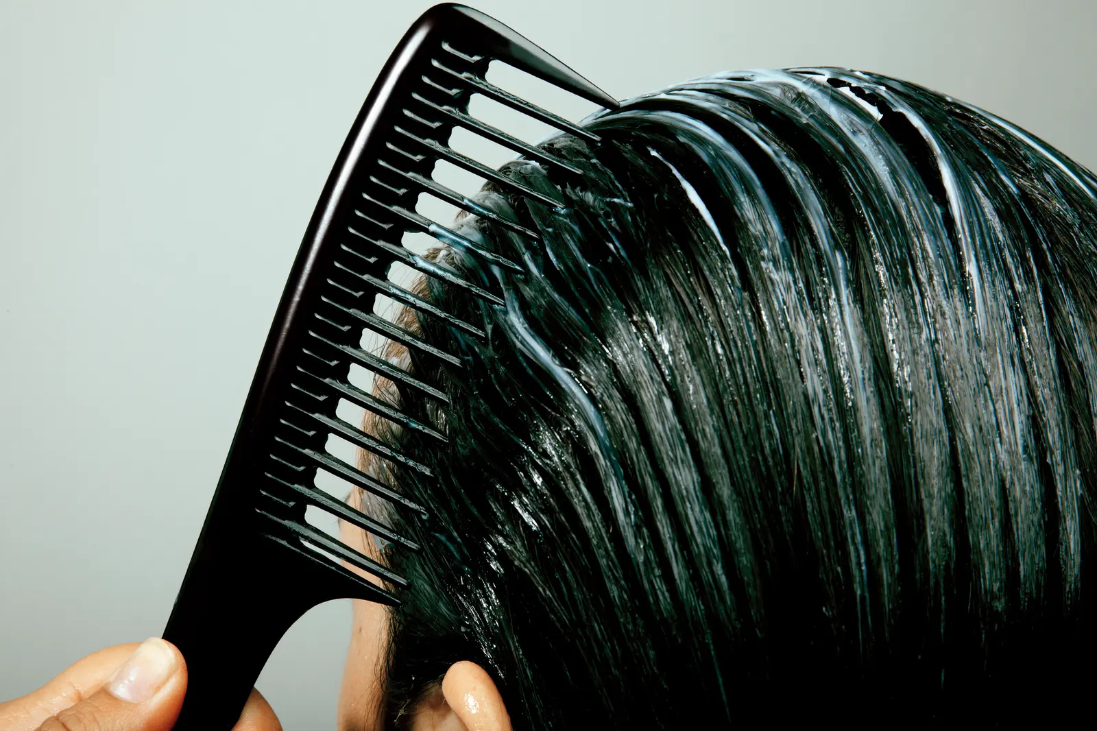 Professional hairstylists clarify the correct method for applying leave-in conditioner